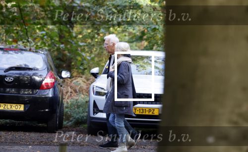 Haarlem e.o. 2 november 2024
Paul Witteman en (ex) partner Melinde Kassens wandelend in het bos winkelend  en bij het huis van Melinde Kassens in de buurt van het huis van Paul .