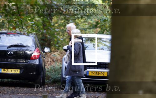 Haarlem e.o. 2 november 2024
Paul Witteman en (ex) partner Melinde Kassens wandelend in het bos winkelend  en bij het huis van Melinde Kassens in de buurt van het huis van Paul .