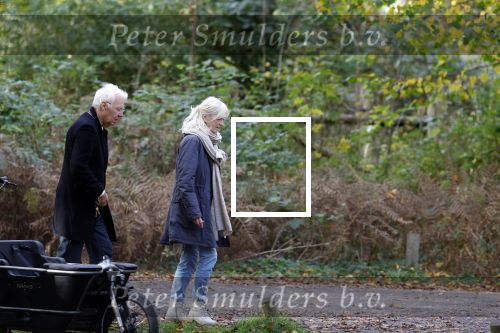 Haarlem e.o. 2 november 2024
Paul Witteman en (ex) partner Melinde Kassens wandelend in het bos winkelend  en bij het huis van Melinde Kassens in de buurt van het huis van Paul .