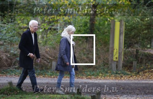 Haarlem e.o. 2 november 2024
Paul Witteman en (ex) partner Melinde Kassens wandelend in het bos winkelend  en bij het huis van Melinde Kassens in de buurt van het huis van Paul .