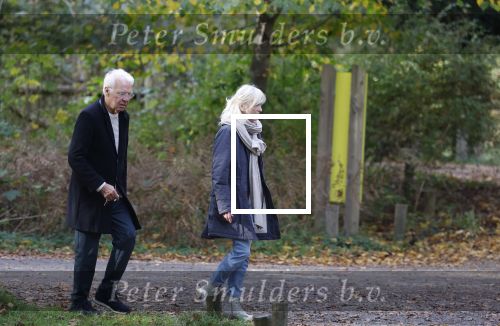 Haarlem e.o. 2 november 2024
Paul Witteman en (ex) partner Melinde Kassens wandelend in het bos winkelend  en bij het huis van Melinde Kassens in de buurt van het huis van Paul .