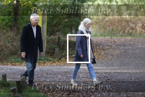 Haarlem e.o. 2 november 2024
Paul Witteman en (ex) partner Melinde Kassens wandelend in het bos winkelend  en bij het huis van Melinde Kassens in de buurt van het huis van Paul .