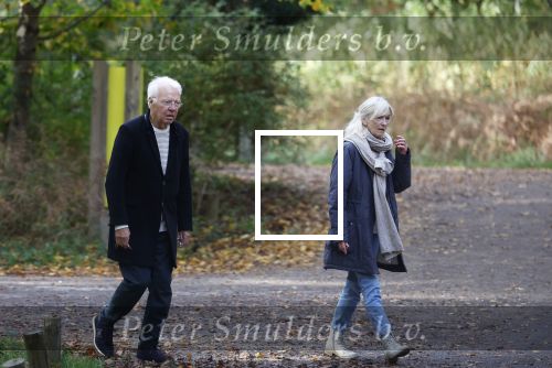 Haarlem e.o. 2 november 2024
Paul Witteman en (ex) partner Melinde Kassens wandelend in het bos winkelend  en bij het huis van Melinde Kassens in de buurt van het huis van Paul .