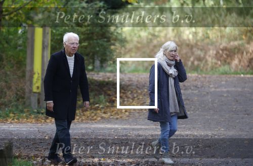 Haarlem e.o. 2 november 2024
Paul Witteman en (ex) partner Melinde Kassens wandelend in het bos winkelend  en bij het huis van Melinde Kassens in de buurt van het huis van Paul .