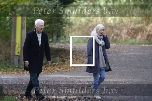 Haarlem e.o. 2 november 2024
Paul Witteman en (ex) partner Melinde Kassens wandelend in het bos winkelend  en bij het huis van Melinde Kassens in de buurt van het huis van Paul .