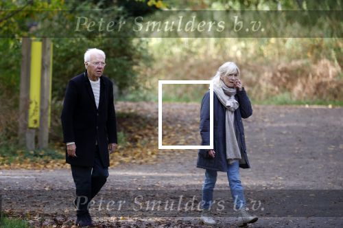 Haarlem e.o. 2 november 2024
Paul Witteman en (ex) partner Melinde Kassens wandelend in het bos winkelend  en bij het huis van Melinde Kassens in de buurt van het huis van Paul .