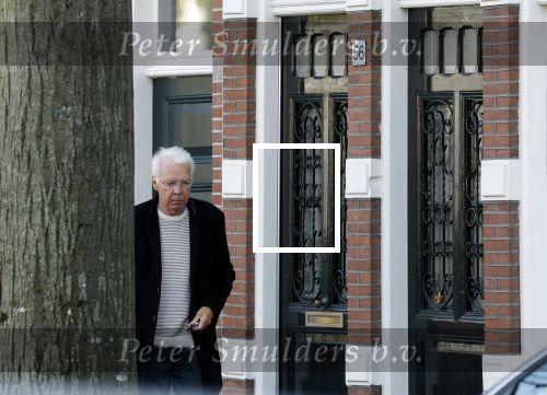 Haarlem e.o. 2 november 2024
Paul Witteman en (ex) partner Melinde Kassens wandelend in het bos winkelend  en bij het huis van Melinde Kassens in de buurt van het huis van Paul . Paul Witteman vertrekt bij huis van Melinde Kassens