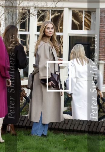Amsterdam 29 november 2024
Fotouurtje Koninklijk huis met Koning Willem Alexander Koningin Maxima Prinses Amalia Prinses Alexia Prinses Ariane en hun hondje Mambo . De shoot vond plaats op het Begijnhof in het centrum van Amsterdam.