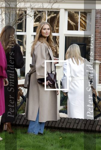 Amsterdam 29 november 2024
Fotouurtje Koninklijk huis met Koning Willem Alexander Koningin Maxima Prinses Amalia Prinses Alexia Prinses Ariane en hun hondje Mambo . De shoot vond plaats op het Begijnhof in het centrum van Amsterdam.