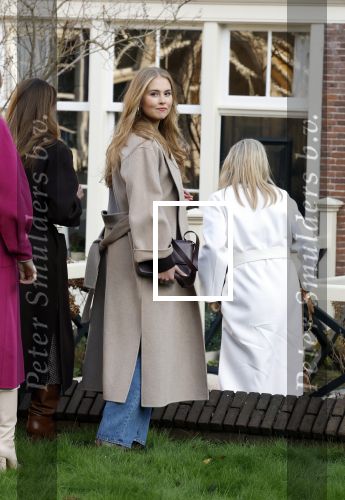 Amsterdam 29 november 2024
Fotouurtje Koninklijk huis met Koning Willem Alexander Koningin Maxima Prinses Amalia Prinses Alexia Prinses Ariane en hun hondje Mambo . De shoot vond plaats op het Begijnhof in het centrum van Amsterdam.