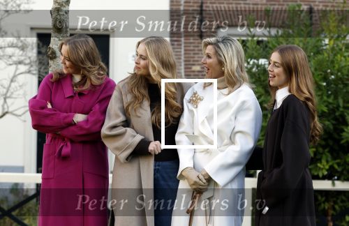 Amsterdam 29 november 2024
Fotouurtje Koninklijk huis met Koning Willem Alexander Koningin Maxima Prinses Amalia Prinses Alexia Prinses Ariane en hun hondje Mambo . De shoot vond plaats op het Begijnhof in het centrum van Amsterdam.