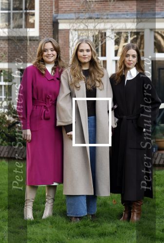 Amsterdam 29 november 2024
Fotouurtje Koninklijk huis met Koning Willem Alexander Koningin Maxima Prinses Amalia Prinses Alexia Prinses Ariane en hun hondje Mambo . De shoot vond plaats op het Begijnhof in het centrum van Amsterdam.