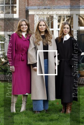Amsterdam 29 november 2024
Fotouurtje Koninklijk huis met Koning Willem Alexander Koningin Maxima Prinses Amalia Prinses Alexia Prinses Ariane en hun hondje Mambo . De shoot vond plaats op het Begijnhof in het centrum van Amsterdam.