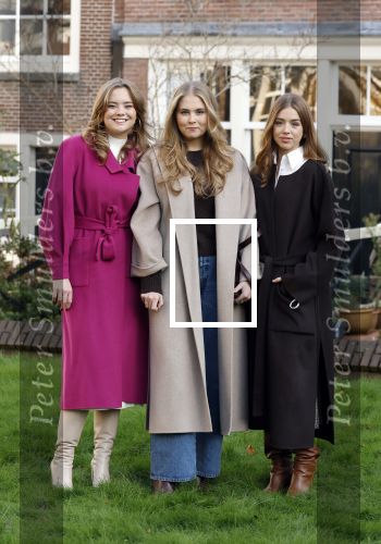 Amsterdam 29 november 2024
Fotouurtje Koninklijk huis met Koning Willem Alexander Koningin Maxima Prinses Amalia Prinses Alexia Prinses Ariane en hun hondje Mambo . De shoot vond plaats op het Begijnhof in het centrum van Amsterdam.