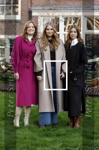 Amsterdam 29 november 2024
Fotouurtje Koninklijk huis met Koning Willem Alexander Koningin Maxima Prinses Amalia Prinses Alexia Prinses Ariane en hun hondje Mambo . De shoot vond plaats op het Begijnhof in het centrum van Amsterdam.