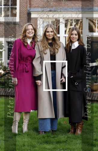 Amsterdam 29 november 2024
Fotouurtje Koninklijk huis met Koning Willem Alexander Koningin Maxima Prinses Amalia Prinses Alexia Prinses Ariane en hun hondje Mambo . De shoot vond plaats op het Begijnhof in het centrum van Amsterdam.