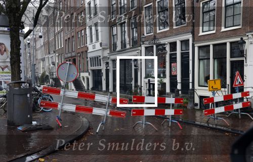 Amsterdam 2 december 2024
De weg voor het huis van Prinses Amalia is opengebroekn en daardoor ook afgesloten voor verkeer.
