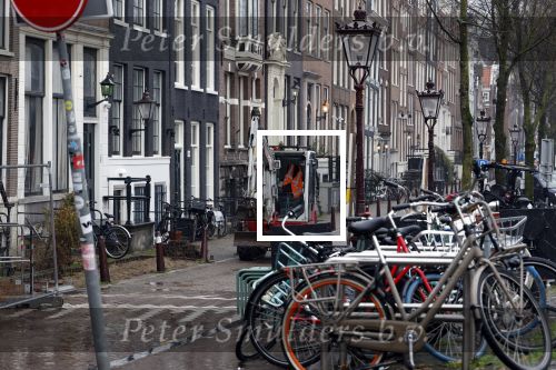 Amsterdam 2 december 2024
De weg voor het huis van Prinses Amalia is opengebroekn en daardoor ook afgesloten voor verkeer.