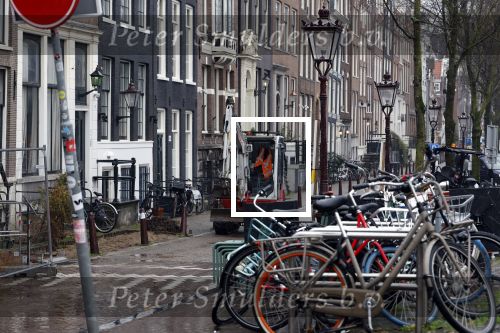 Amsterdam 2 december 2024
De weg voor het huis van Prinses Amalia is opengebroekn en daardoor ook afgesloten voor verkeer.