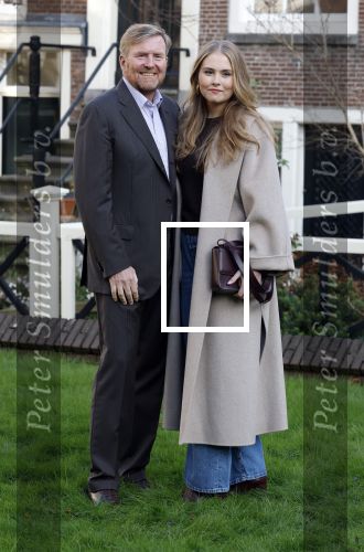 Amsterdam 29 november 2024
Fotouurtje Koninklijk huis met Koning Willem Alexander Koningin Maxima Prinses Amalia Prinses Alexia Prinses Ariane en hun hondje Mambo . De shoot vond plaats op het Begijnhof in het centrum van Amsterdam.