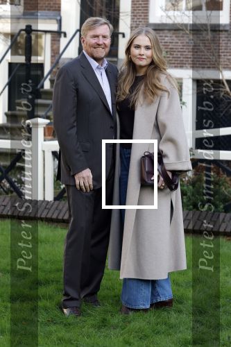 Amsterdam 29 november 2024
Fotouurtje Koninklijk huis met Koning Willem Alexander Koningin Maxima Prinses Amalia Prinses Alexia Prinses Ariane en hun hondje Mambo . De shoot vond plaats op het Begijnhof in het centrum van Amsterdam.