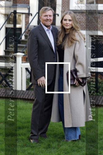 Amsterdam 29 november 2024
Fotouurtje Koninklijk huis met Koning Willem Alexander Koningin Maxima Prinses Amalia Prinses Alexia Prinses Ariane en hun hondje Mambo . De shoot vond plaats op het Begijnhof in het centrum van Amsterdam.