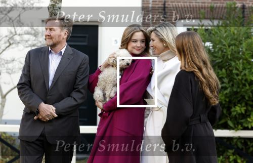 Amsterdam 29 november 2024
Fotouurtje Koninklijk huis met Koning Willem Alexander Koningin Maxima Prinses Amalia Prinses Alexia Prinses Ariane en hun hondje Mambo . De shoot vond plaats op het Begijnhof in het centrum van Amsterdam.
