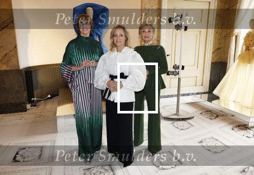 Soestdijk 20 november 2024
Prinses Margarita opent de tentoonstelling schitteren op Soestdijk . Patrick v Katwijk heeft de fotos gemaakt . Prinses Margarita  Maya Meijer-Bergmans en curator Nicole Uniquole