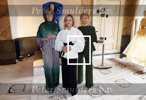 Soestdijk 20 november 2024
Prinses Margarita opent de tentoonstelling schitteren op Soestdijk . Patrick v Katwijk heeft de fotos gemaakt . Prinses Margarita  Maya Meijer-Bergmans en curator Nicole Uniquole