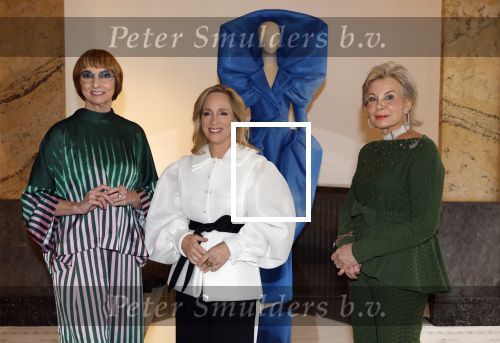 Soestdijk 20 november 2024
Prinses Margarita opent de tentoonstelling schitteren op Soestdijk . Patrick v Katwijk heeft de fotos gemaakt . Prinses Margarita  Maya Meijer-Bergmans en curator Nicole Uniquole