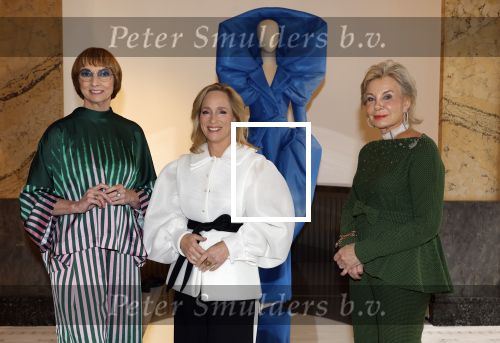 Soestdijk 20 november 2024
Prinses Margarita opent de tentoonstelling schitteren op Soestdijk . Patrick v Katwijk heeft de fotos gemaakt . Prinses Margarita  Maya Meijer-Bergmans en curator Nicole Uniquole