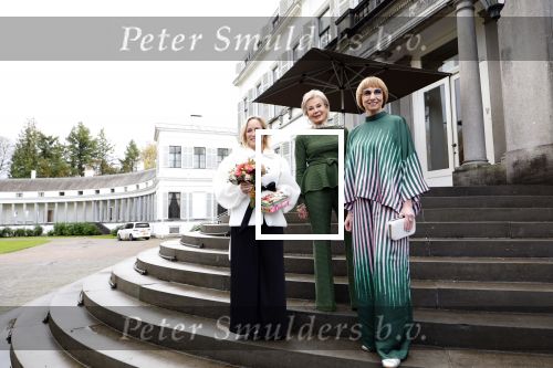 Soestdijk 20 november 2024
Prinses Margarita opent de tentoonstelling schitteren op Soestdijk . Patrick v Katwijk heeft de fotos gemaakt . Prinses Margarita  Maya Meijer-Bergmans en curator Nicole Uniquole