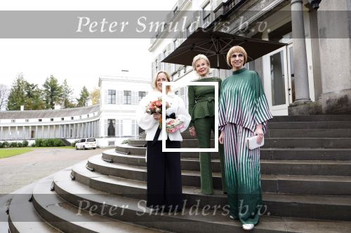 Soestdijk 20 november 2024
Prinses Margarita opent de tentoonstelling schitteren op Soestdijk . Patrick v Katwijk heeft de fotos gemaakt . Prinses Margarita  Maya Meijer-Bergmans en curator Nicole Uniquole