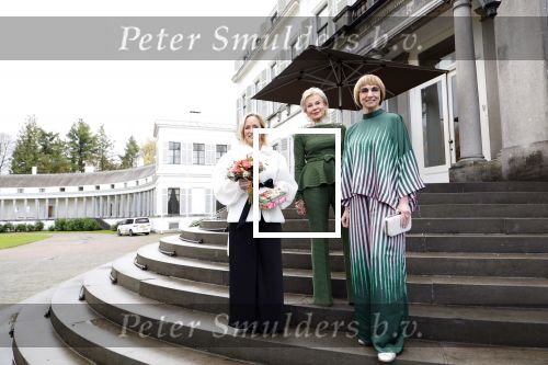 Soestdijk 20 november 2024
Prinses Margarita opent de tentoonstelling schitteren op Soestdijk . Patrick v Katwijk heeft de fotos gemaakt . Prinses Margarita  Maya Meijer-Bergmans en curator Nicole Uniquole