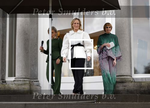 Soestdijk 20 november 2024
Prinses Margarita opent de tentoonstelling schitteren op Soestdijk . Patrick v Katwijk heeft de fotos gemaakt . Prinses Margarita  Maya Meijer-Bergmans en curator Nicole Uniquole