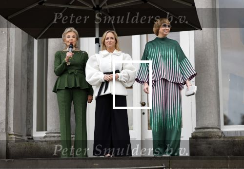 Soestdijk 20 november 2024
Prinses Margarita opent de tentoonstelling schitteren op Soestdijk . Patrick v Katwijk heeft de fotos gemaakt . Prinses Margarita  Maya Meijer-Bergmans en curator Nicole Uniquole
