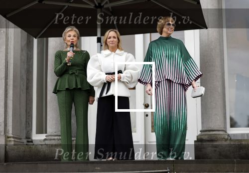 Soestdijk 20 november 2024
Prinses Margarita opent de tentoonstelling schitteren op Soestdijk . Patrick v Katwijk heeft de fotos gemaakt . Prinses Margarita  Maya Meijer-Bergmans en curator Nicole Uniquole