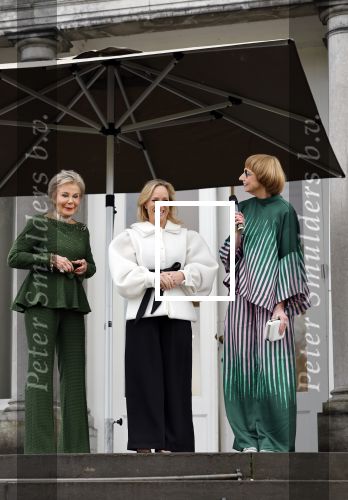 Soestdijk 20 november 2024
Prinses Margarita opent de tentoonstelling schitteren op Soestdijk . Patrick v Katwijk heeft de fotos gemaakt . Prinses Margarita  Maya Meijer-Bergmans en curator Nicole Uniquole