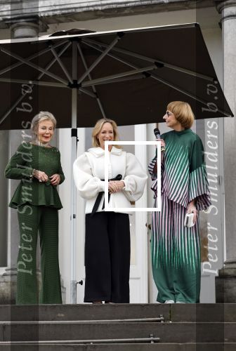 Soestdijk 20 november 2024
Prinses Margarita opent de tentoonstelling schitteren op Soestdijk . Patrick v Katwijk heeft de fotos gemaakt . Prinses Margarita  Maya Meijer-Bergmans en curator Nicole Uniquole