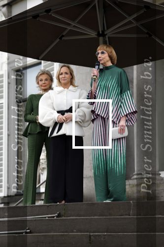 Soestdijk 20 november 2024
Prinses Margarita opent de tentoonstelling schitteren op Soestdijk . Patrick v Katwijk heeft de fotos gemaakt . Prinses Margarita  Maya Meijer-Bergmans en curator Nicole Uniquole