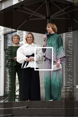 Soestdijk 20 november 2024
Prinses Margarita opent de tentoonstelling schitteren op Soestdijk . Patrick v Katwijk heeft de fotos gemaakt . Prinses Margarita  Maya Meijer-Bergmans en curator Nicole Uniquole