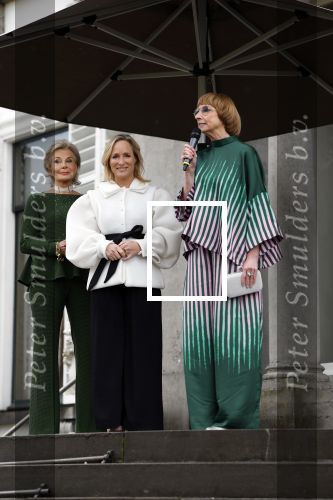 Soestdijk 20 november 2024
Prinses Margarita opent de tentoonstelling schitteren op Soestdijk . Patrick v Katwijk heeft de fotos gemaakt . Prinses Margarita  Maya Meijer-Bergmans en curator Nicole Uniquole