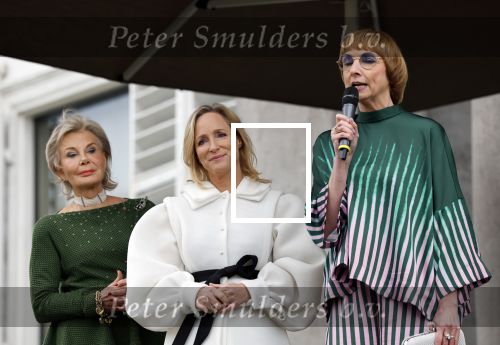 Soestdijk 20 november 2024
Prinses Margarita opent de tentoonstelling schitteren op Soestdijk . Patrick v Katwijk heeft de fotos gemaakt . Prinses Margarita  Maya Meijer-Bergmans en curator Nicole Uniquole