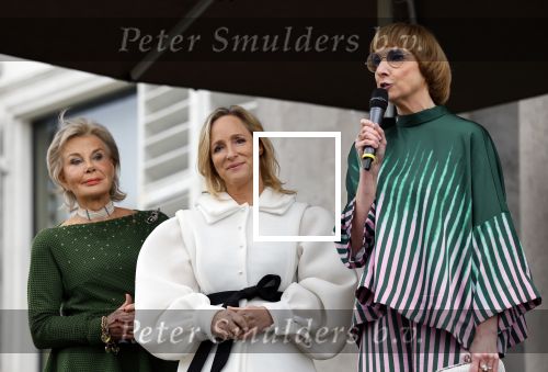 Soestdijk 20 november 2024
Prinses Margarita opent de tentoonstelling schitteren op Soestdijk . Patrick v Katwijk heeft de fotos gemaakt . Prinses Margarita  Maya Meijer-Bergmans en curator Nicole Uniquole