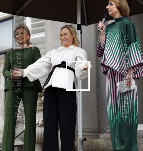 Soestdijk 20 november 2024
Prinses Margarita opent de tentoonstelling schitteren op Soestdijk . Patrick v Katwijk heeft de fotos gemaakt . Prinses Margarita  Maya Meijer-Bergmans en curator Nicole Uniquole