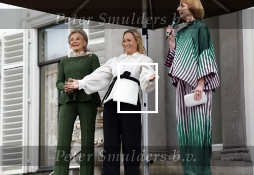Soestdijk 20 november 2024
Prinses Margarita opent de tentoonstelling schitteren op Soestdijk . Patrick v Katwijk heeft de fotos gemaakt . Prinses Margarita  Maya Meijer-Bergmans en curator Nicole Uniquole