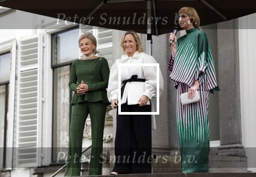 Soestdijk 20 november 2024
Prinses Margarita opent de tentoonstelling schitteren op Soestdijk . Patrick v Katwijk heeft de fotos gemaakt . Prinses Margarita  Maya Meijer-Bergmans en curator Nicole Uniquole