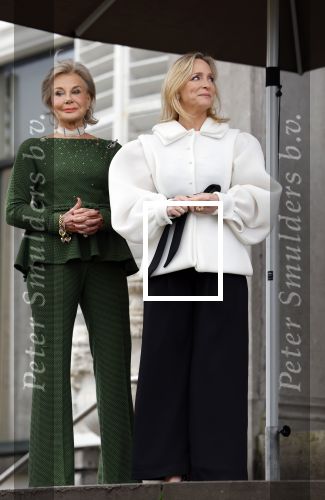 Soestdijk 20 november 2024
Prinses Margarita opent de tentoonstelling schitteren op Soestdijk . Patrick v Katwijk heeft de fotos gemaakt . Prinses Margarita  Maya Meijer-Bergmans en curator Nicole Uniquole