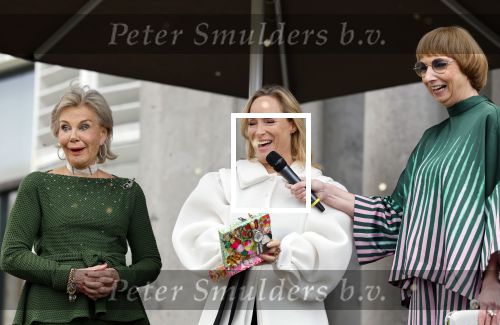 Soestdijk 20 november 2024
Prinses Margarita opent de tentoonstelling schitteren op Soestdijk . Patrick v Katwijk heeft de fotos gemaakt . Prinses Margarita  Maya Meijer-Bergmans en curator Nicole Uniquole