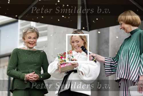Soestdijk 20 november 2024
Prinses Margarita opent de tentoonstelling schitteren op Soestdijk . Patrick v Katwijk heeft de fotos gemaakt . Prinses Margarita  Maya Meijer-Bergmans en curator Nicole Uniquole